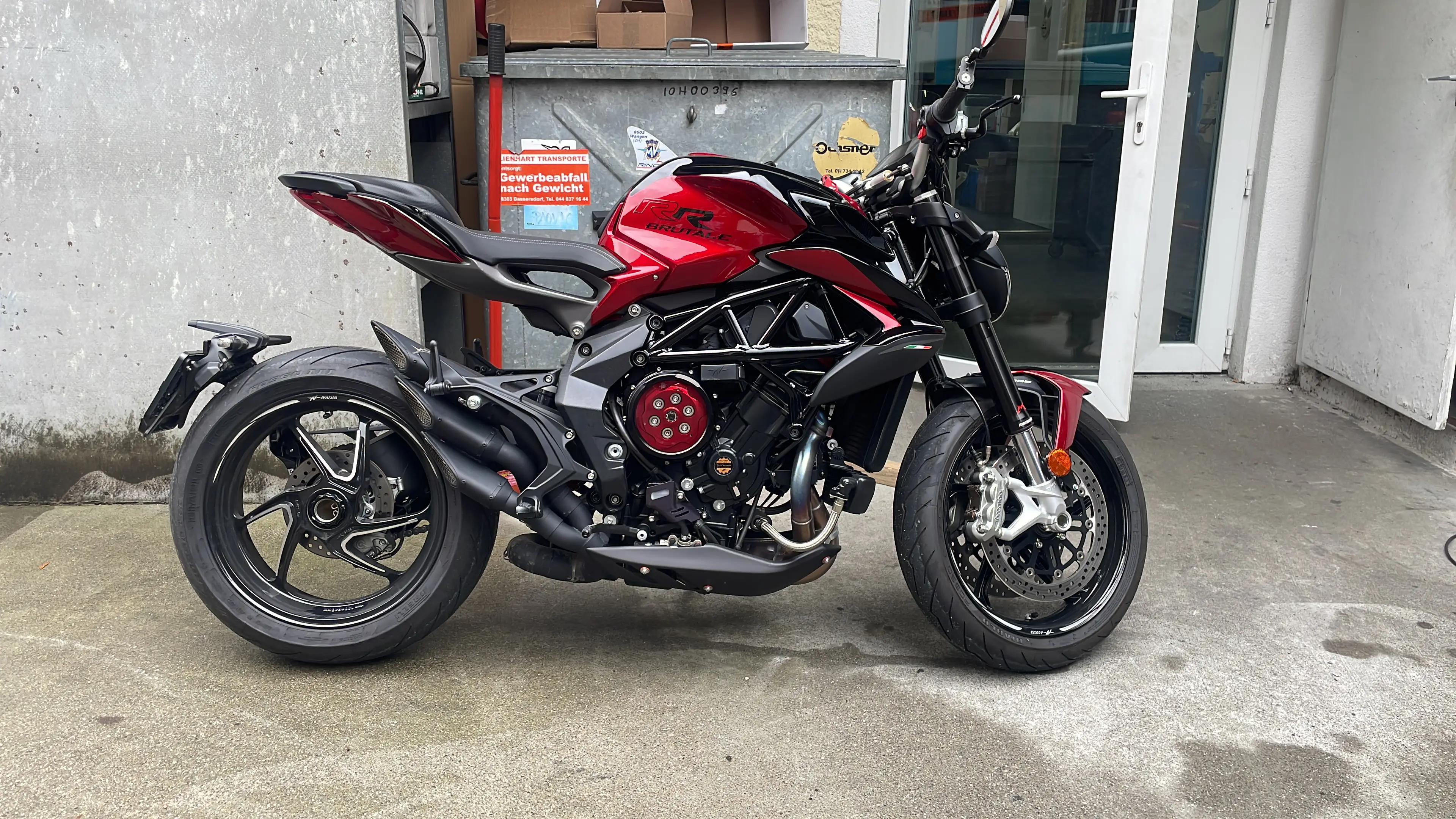 MV Agusta Brutale RR vor dem Standort von Rinos Bike & Passion