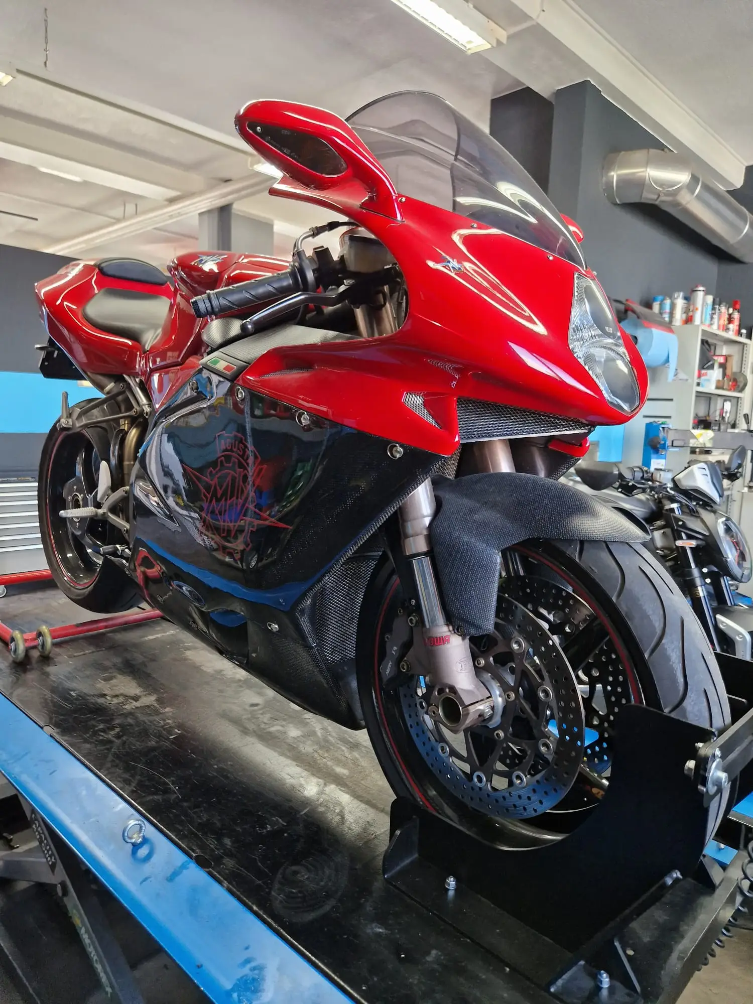 Nahaufnahme einer MV Agusta F4 auf der Hebebühne