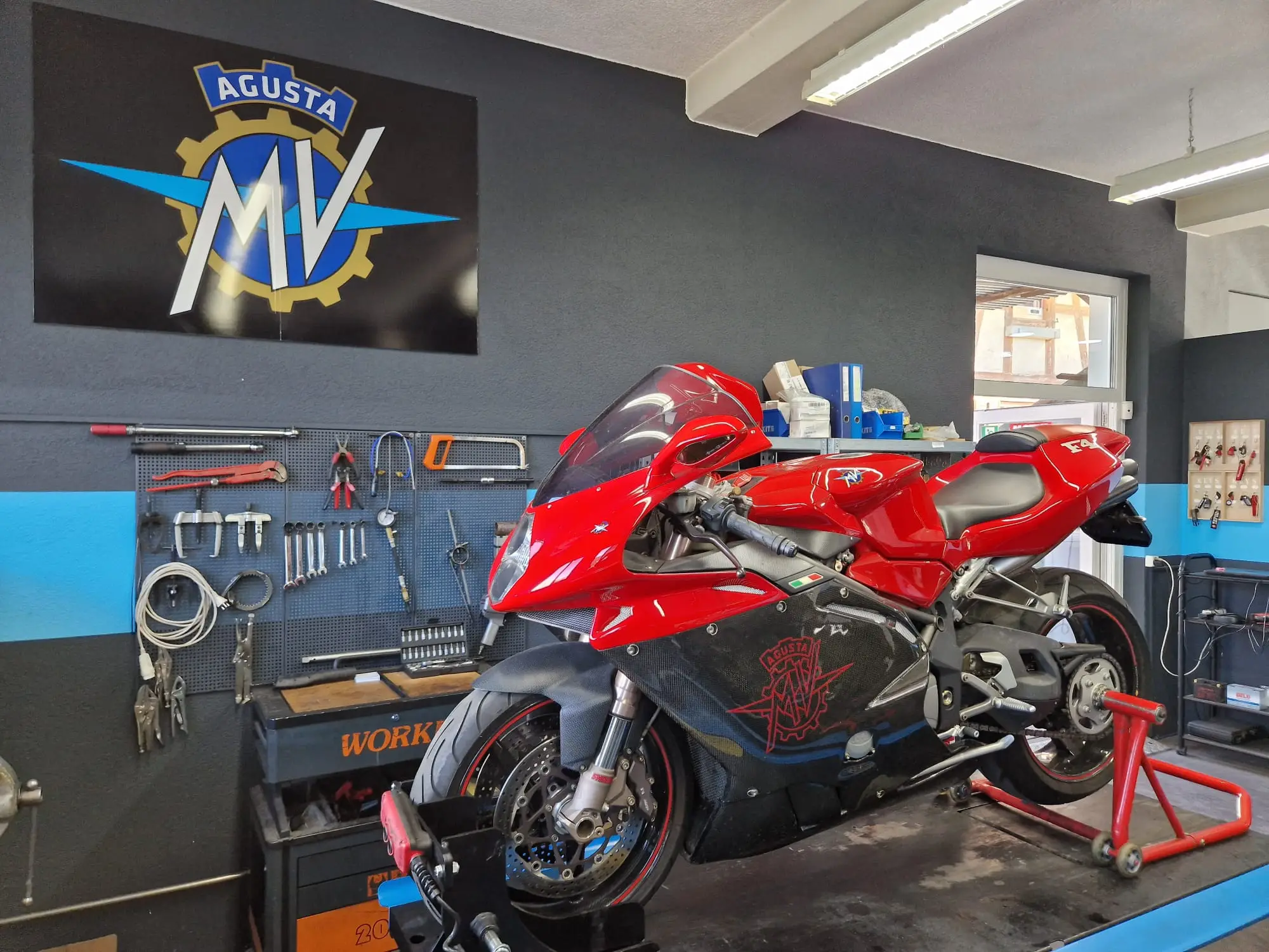 MV Agusta F4 in der Werkstatt vor Werkzeugwand