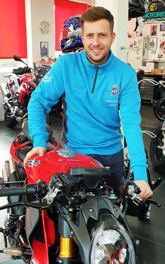 Brian Arnold bei Servicearbeiten in der Werkstatt von Rinos Bike & Passion in Wangen-Brüttisellen