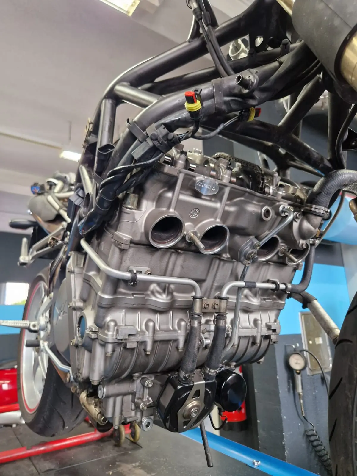 Freigelegter Motorradmotor bei Reparatur in der Werkstatt von Rinos Bike & Passion