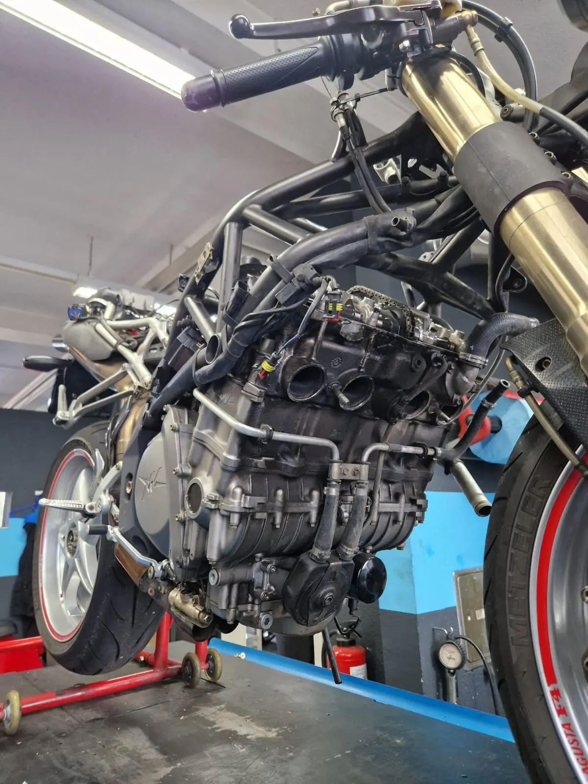 Teilzerlegtes Motorrad bei Motorreparatur auf der Hebebühne